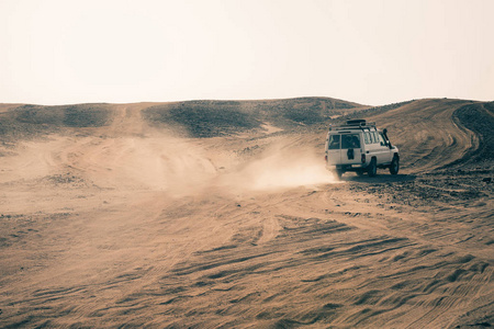 在沙漠里开车