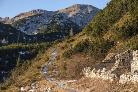 在 Komna 山脉，朱利安阿尔卑斯山的小径