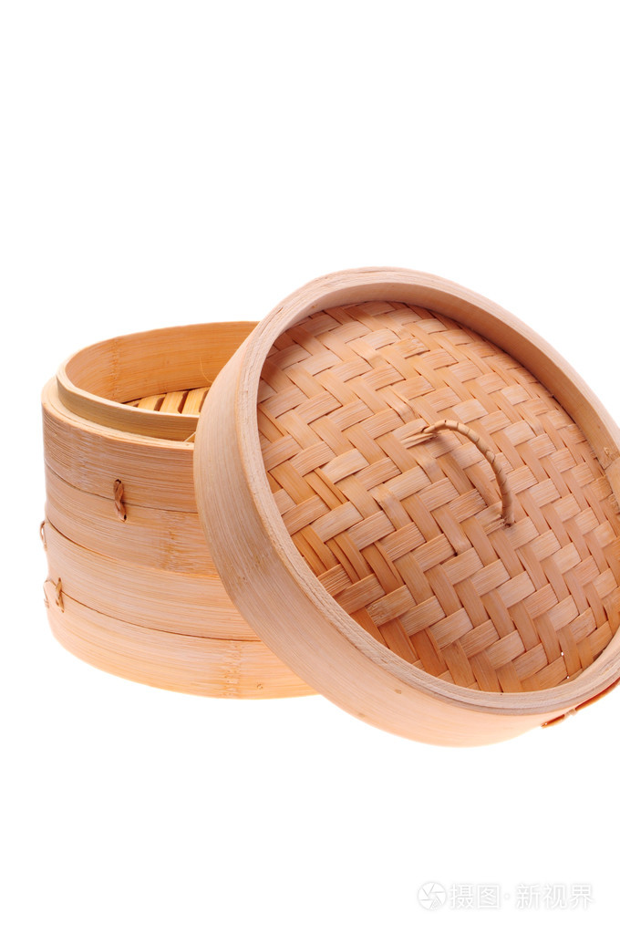 白色背景上分离出的中国竹蒸笼