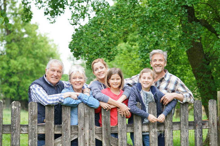 靠在栅栏的家庭