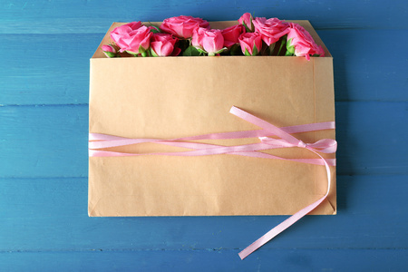 信封里漂亮的玫瑰花图片