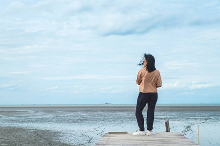 亚洲女性旅行者站在 bl 木桥上的海景