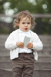 小女孩玩手机