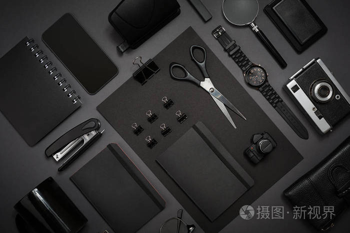 从办公室在黑暗的灰色背景上的黑色物体.工作
