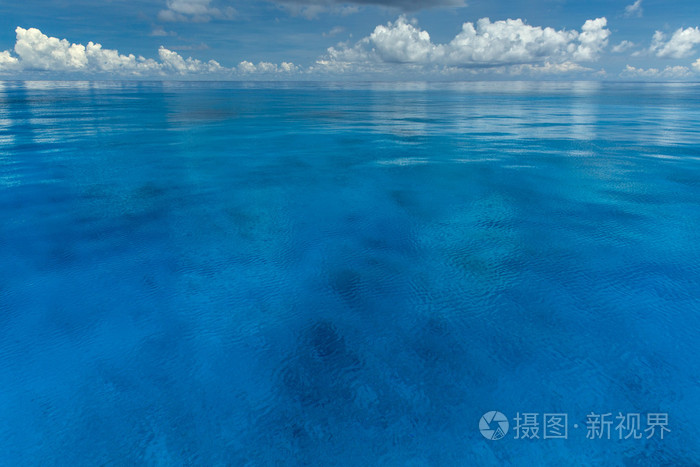 巴布亚新几内亚的太平洋辽阔平坦水面, 蓝天白云/太平洋平静水域