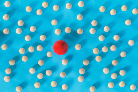 领导概念 红球和木球与蓝色的阴影