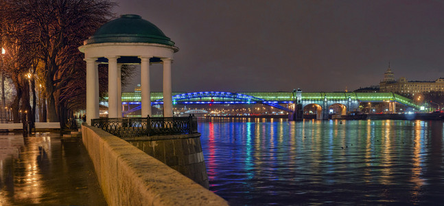在晚上 2 莫斯科河大堤