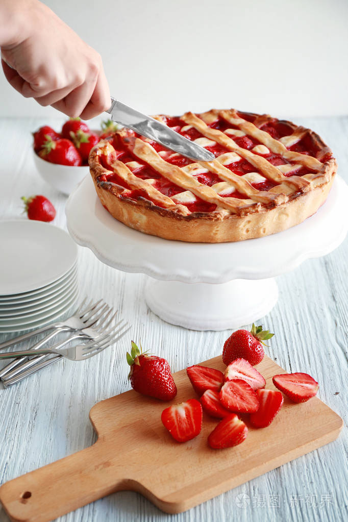 女人切草莓蛋糕