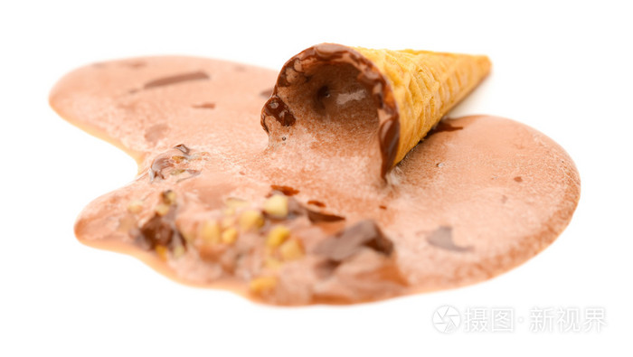 在白色背景上完全融化的冰淇淋甜筒