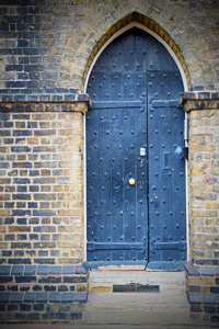 在伦敦老教堂的门和大理石仿古木制议会