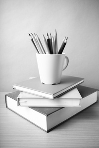 堆栈的彩色铅笔黑色和白色的颜色色调风格的书