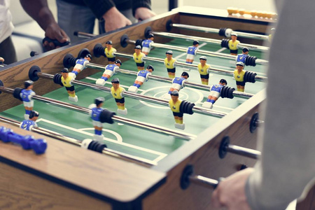 人们玩桌上足球图片