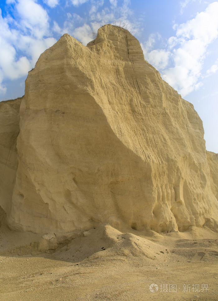 在采石场的石灰石悬崖