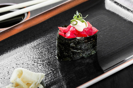 与黑暗的木制背景上金枪鱼寿司京坎费工。日本料理。顶视图