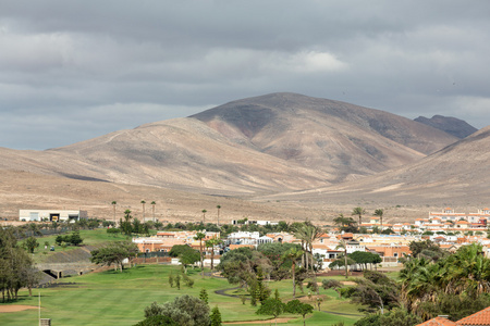 高尔夫球场在卡莱塔上 Fuertaventura，金丝雀岛，西班牙德富
