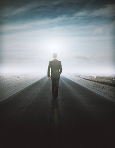 一个人旅行背影图片