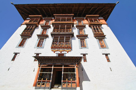 装饰着木雕的传统不丹作风建设