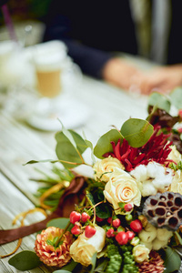 美术的婚礼花束。带浓味奶油花束 wuth 玫瑰和牡丹