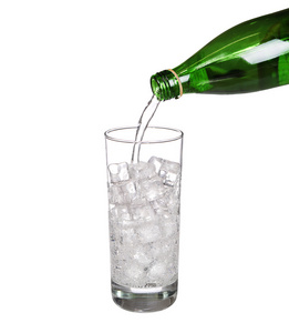 绿色的瓶子倒水在杯冷矿泉水碳酸 w