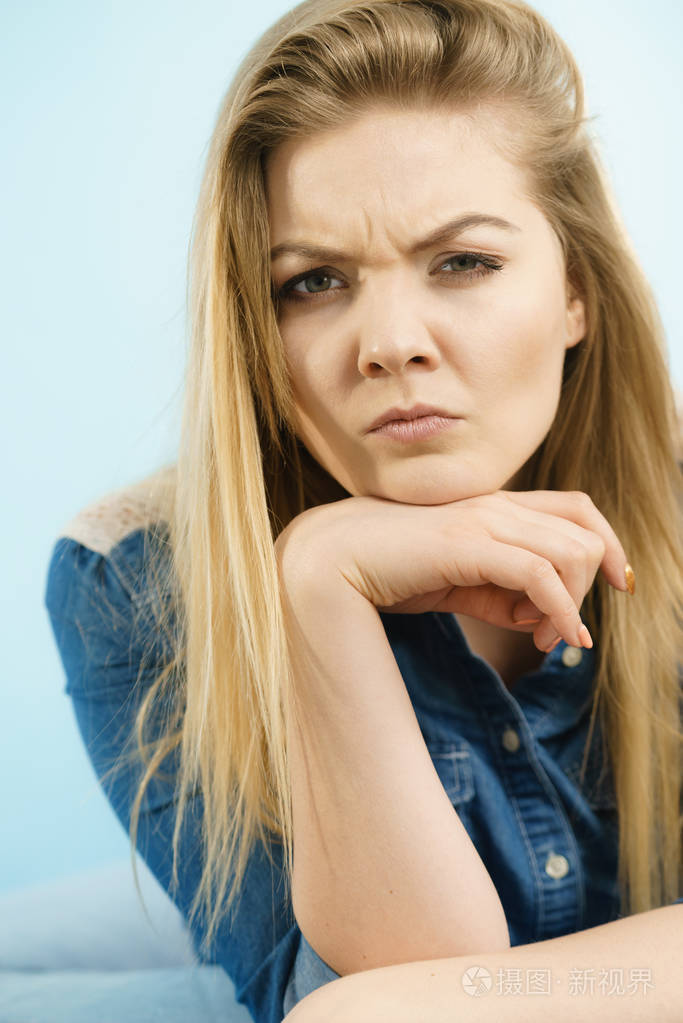 被质疑的东西持怀疑态度的女人