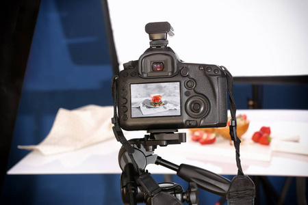 专业相机三脚架拍摄食物时