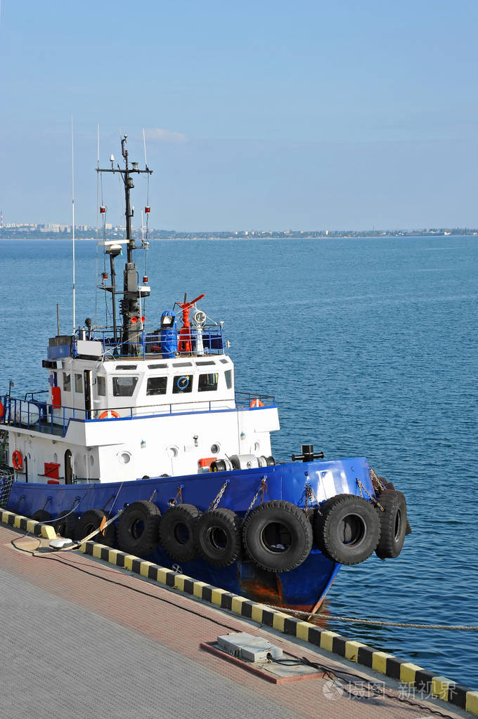 在港口码头拖船