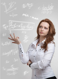 女科学家或学生工作与各种高中数学和科学公式
