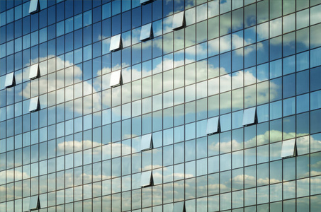 现代玻璃办公楼云与天空的几点思考