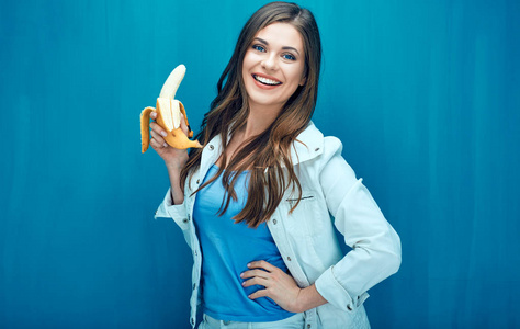 微笑的女人控股香蕉