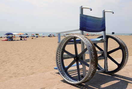 夏季特别轮椅在沙滩上走动