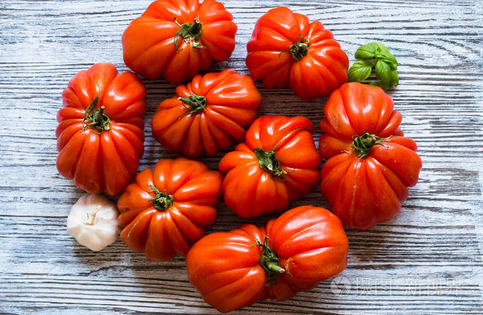 牛心西红柿在仿古木的背景下自由空间为特克斯