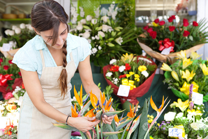 在她店里工作的花店女人