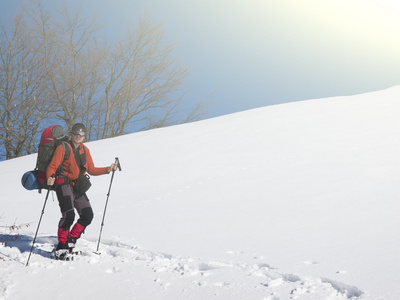 在雪中的人是在雪地里山