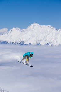 在山上飞滑雪板