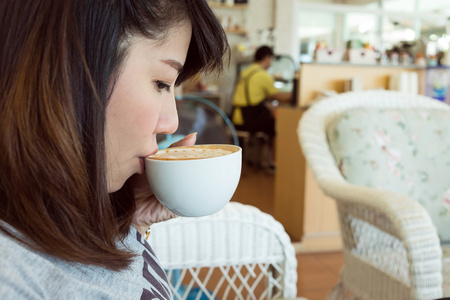 女人在咖啡馆，喝热咖啡或茶模型亚洲