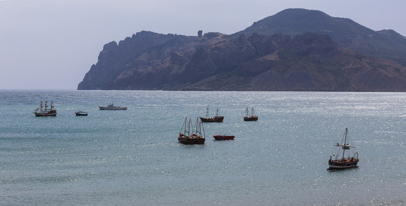 旧船在海中航行