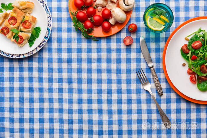 吃健康的食物上方格的桌布背景 顶视图 副本空间