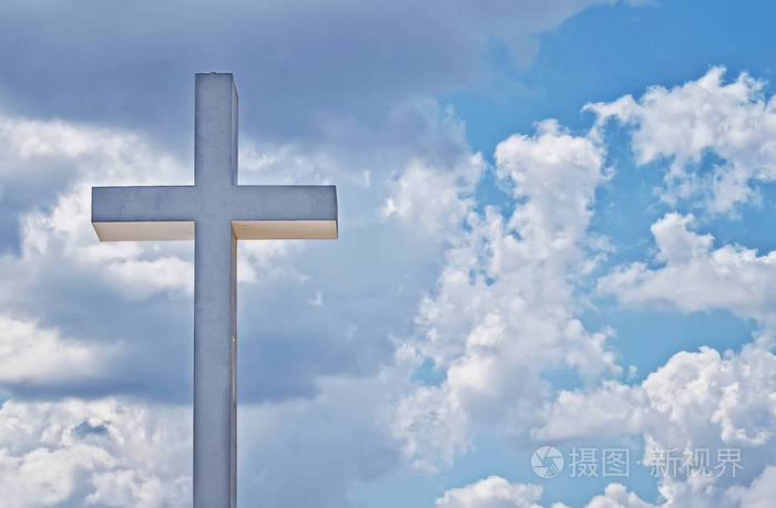图像与十字架在一片蓝天.温润的水泥