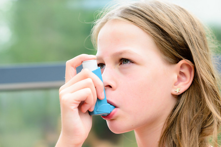 有哮喘使用哮喘吸入器的女孩