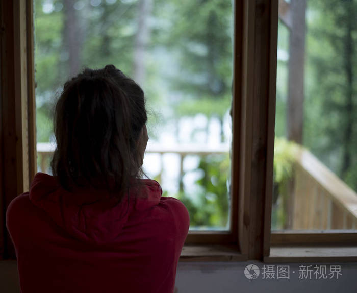 女孩看窗外下雨的图片图片