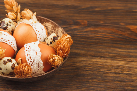 复活节彩蛋在碗里，木质的背景