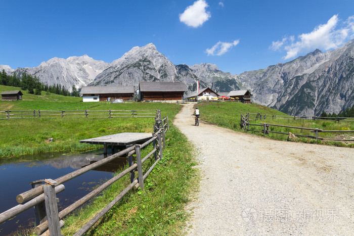 通过农村山地景观在夏季，附近 Walderalm，奥地利蒂罗尔的路径