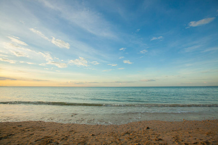 在日落之前在泰国海滩的视图