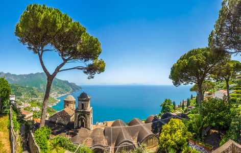 与萨莱诺海湾从别墅花园在拉韦洛，坎帕尼亚，意大利著名的阿马尔菲海岸的风景明信片视图