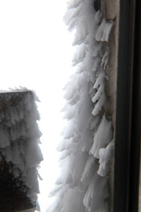 洁白的雪花在木制建筑图片