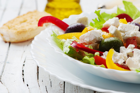 希腊沙拉配羊乳酪和橄榄