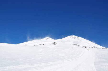 在雪中的山峰