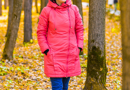 年轻的女孩走在秋天的公园