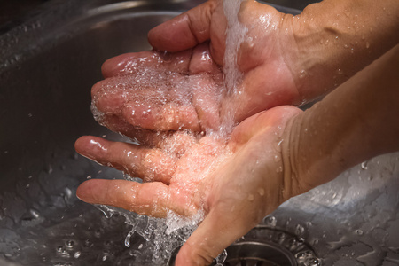 洗手的水从水龙头流根据