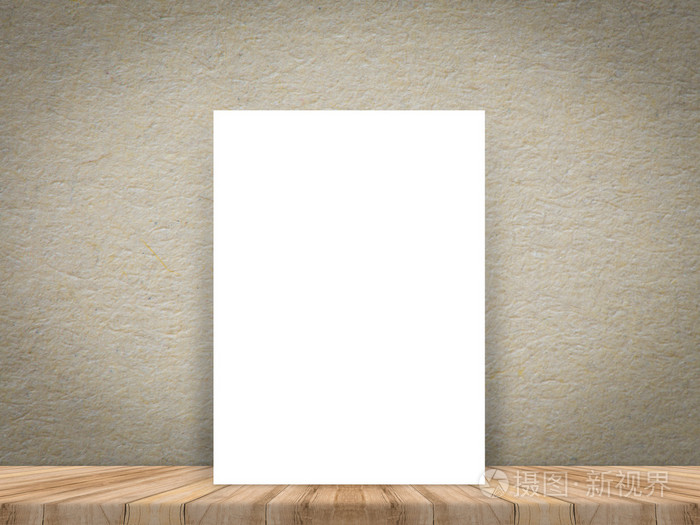 张空白的纸海报在热带木板木地板和纸墙,模板嘲笑添加您的内容,一边给